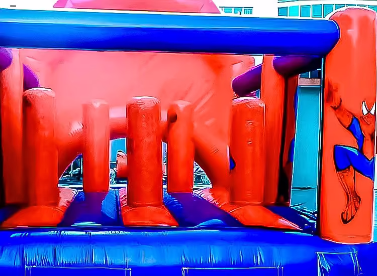Inflable amb obstacles Spiderman Barcelona · Inflables Barcelona
