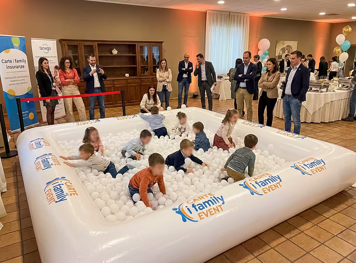 Piscines de boles blanques personalitzables Barcelona · Inflables Barcelona